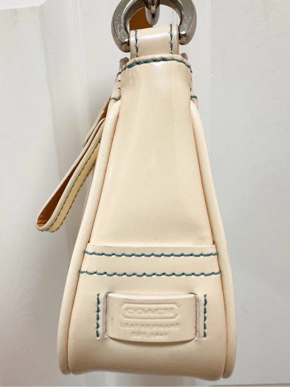 Coach Soho Patent Buckle Flap Shoulder Bag Ivory Patent Leather Vintage Y2K